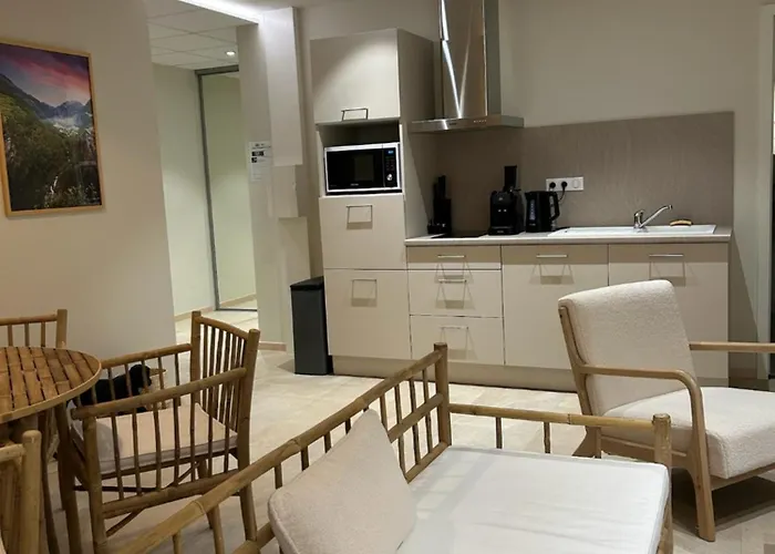 Hotel Logis Restaurant La Vraine 2*