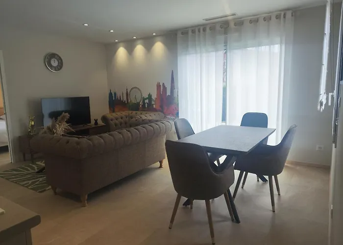 Hotel Logis Restaurant La Vraine 2*